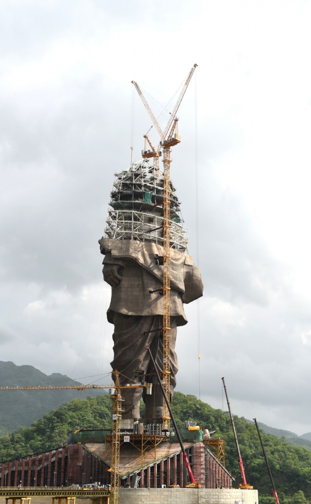 Hindistan'da dünyanın en uzun heykeli tamamlanıyor